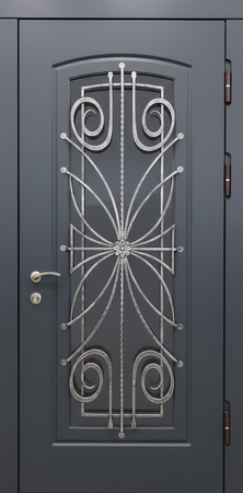 Входная термодверь с большим остеклением, кованой решеткой и панелями МДФ цвета графит Входная термодверь с большим остеклением, кованой решеткой и панелями МДФ цвета графит